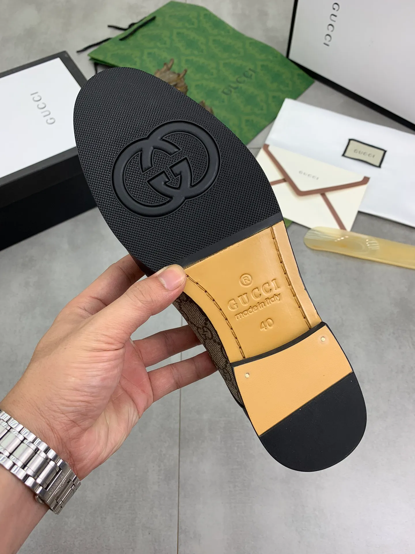 Men's shoes 💰P580 💰[New model] Genuine leather outsole series 🆘Water-dyed cow lining [GUCCI] Gucci leather shoes, top purchasing men's 2023 counters are on sale simultaneously, top-grade original calfskin imported from Italy ➕ first-layer cowhide lining) original factory special original sole, fine workmanship, impeccable 👍 You can go in and out of the counter at will; the real thing is super beautiful, code number: 38 to 45 black Brown 🉑️Choose a full set of packaging at the counter